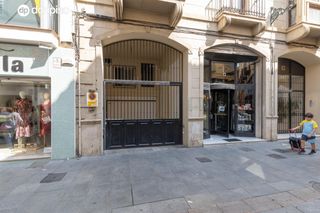 Aparcament cotxe  Calle calle puentezuelas, 28. Amplia plaza de garaje para dos vehículos en el corazón de grana