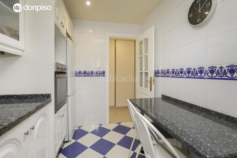 Foto d1f8640b-6e78-4772-8950-26b56442ae03. Piso espectacular piso reformado con vistas despejadas al parque garcía lorca zona ronda arabial en Granada