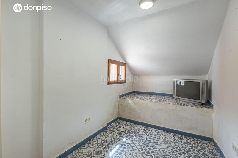 Foto 16a13757-6402-43ab-ba83-81569f4388c1. Casa aparellada amb calefacció aparcament a Jun