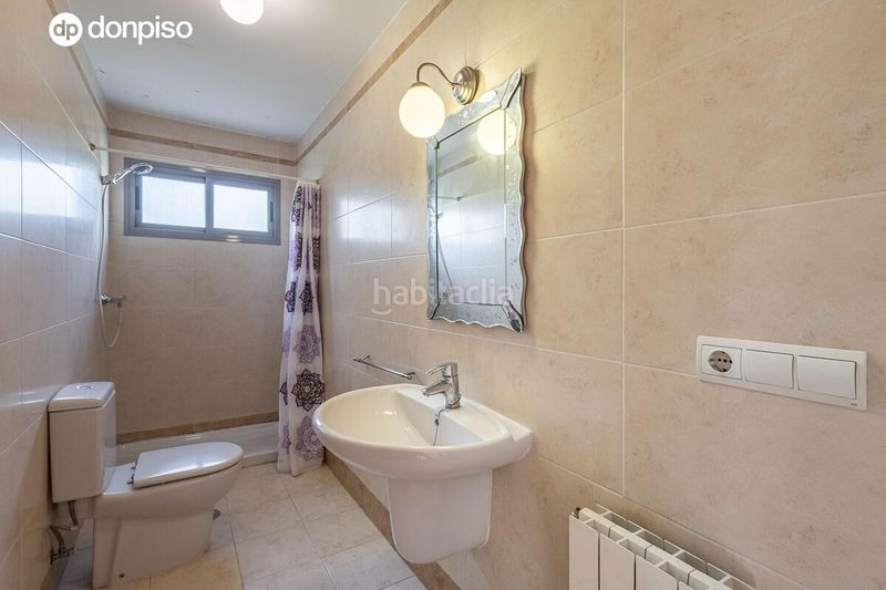 Foto 87f44a1a-2ab2-4d0e-900a-ba1510ee1e95. Casa aparellada amb calefacció aparcament a Jun