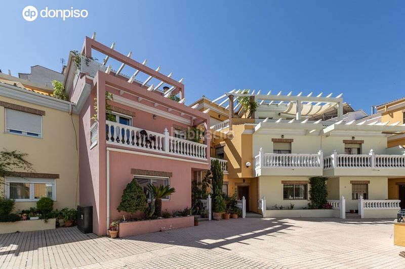 Foto 0fd70d93-57d8-40d2-a96c-b6d4adfe99d8. Casa adossada amb aparcament a Bola de Oro Granada