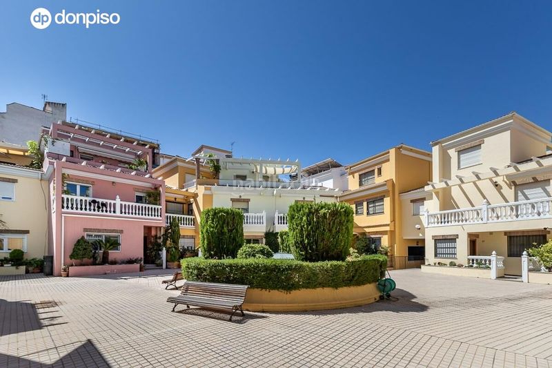 Foto 9787d3e7-33ab-4694-b6d1-ea2a821092eb. Casa adossada amb aparcament a Bola de Oro Granada