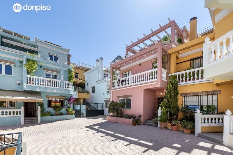 Foto c84b3514-eb81-4eb7-8752-c5c3d0631e3a. Casa adossada amb aparcament a Bola de Oro Granada