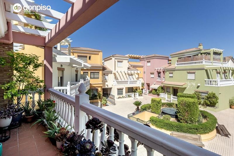 Foto f0ac9d47-caf4-4453-8a9f-459921740ad3. Casa adossada amb aparcament a Bola de Oro Granada