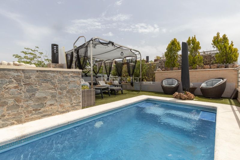 Foto 2bd43c84-66c0-4735-8d7c-da64c3b77d67. Casa adossada amb calefacció aparcament piscina a Granada