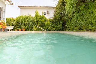 Chalet  Camino gojar. Chalet pareado con piscina, jardín y bonitas vistas a granada en