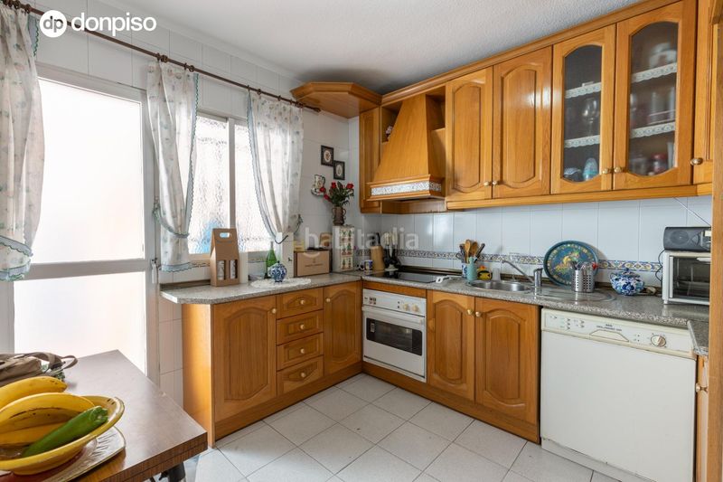 Foto 6295035f-ba54-423f-992e-b5ba9f50e41b. Casa adossada amb calefacció aparcament a Avda. De los Ogíjares Armilla