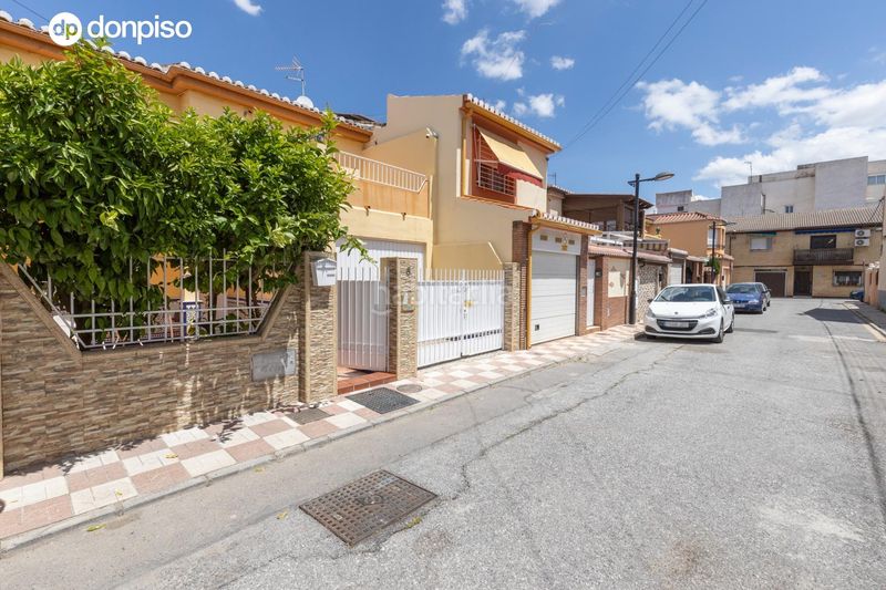 Foto dddbc858-6a4b-452b-aaac-6c341ae77f61. Casa adossada amb calefacció aparcament a Avda. De los Ogíjares Armilla