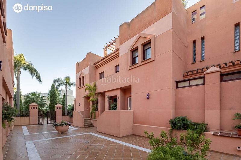 Foto f5719cf8-1ef0-4dc6-8901-3d205c01a526. Casa adossada amb aparcament piscina a Playa de Granada Motril