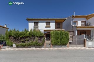 Doppelhaus  Calle calle cristóbal colón. Casa pareada de 195 m2 con 3 dormitorios, 3 baños y cochera en p