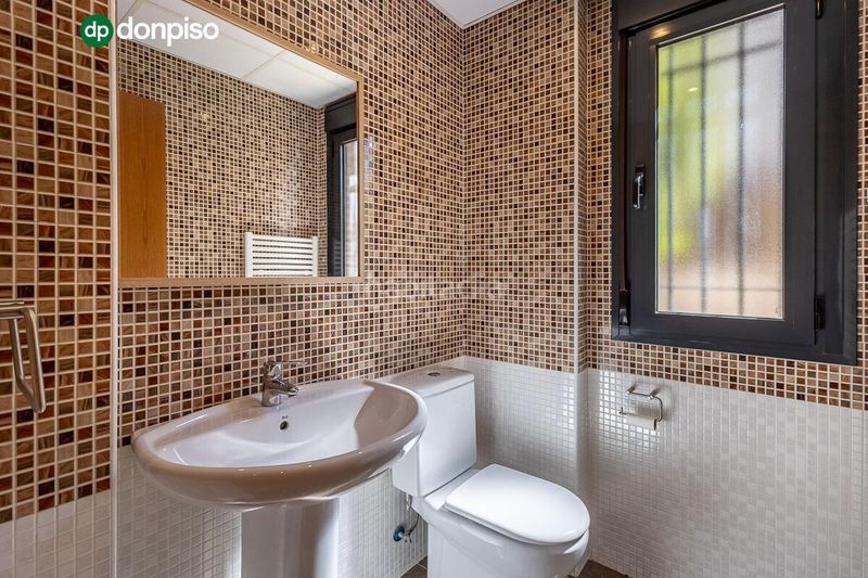 Foto fe87d5fa-ce20-4f32-b9dc-5f7e2e83f8e1. Casa amb calefacció aparcament piscina a Albolote