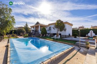 Xalet  Calle lindaraja. Estupendo chalet en urbanización los alixares de otura