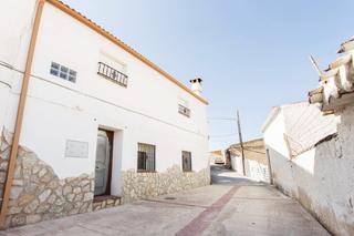 Casa  Calle alhambra. Aléjate del ruido y del estrés en esta maravillosa casa en plena