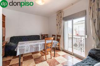 Casa aparellada  Calle angel. Bonita casa con 3 habitaciones, 2 baños, salón y patio situada e