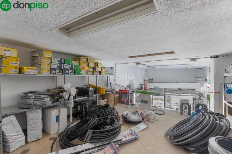 Foto c248092e-59d6-4dff-8d3f-bb10a28e80e8. Local comercial  listo para entrar en los vergeles en Granada
