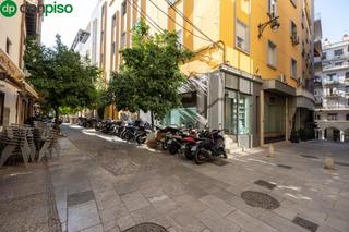 Locale commerciale  Calle sarabia. Local comercial de 210 en granada.
