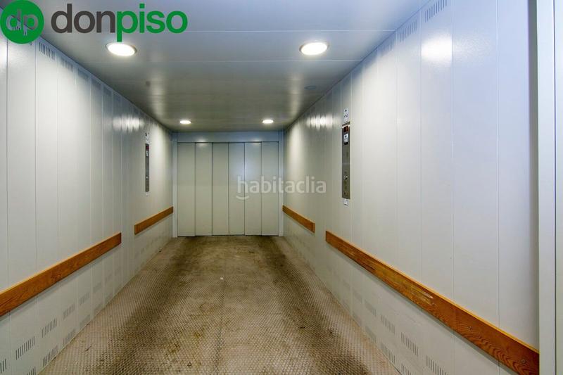 Foto 2ae08d1b-6325-4958-89dd-c294b3fe0906. Parking voiture dans Camino de Ronda Granada