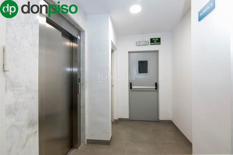 Foto ab54a48a-01ae-4949-bc3f-8d8782b853f3. Parking voiture dans Camino de Ronda Granada