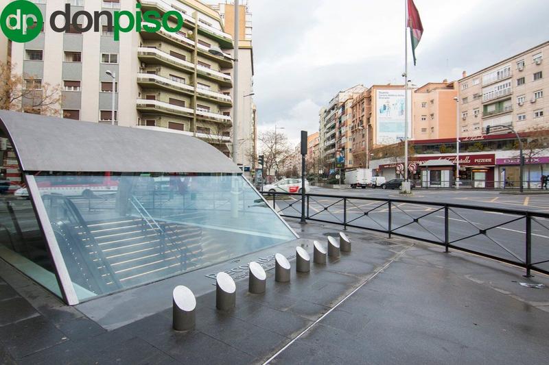 Foto b1f99bc8-7e33-4610-bfcf-d7cbc5a11c6d. Parking voiture dans Camino de Ronda Granada