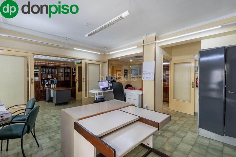 Foto 8c9778d3-d7fc-44bb-9ac1-15d8cb42468a. Piso magnífico piso de 200 m ubicado junto a plaza trinidad ideal para vivir o para invertir. en Granada