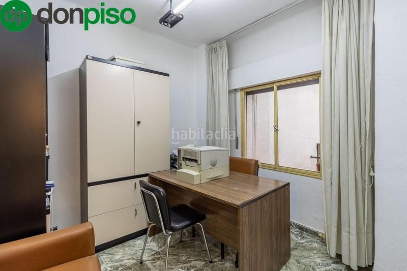Foto b8ba7833-24c2-453d-9dbd-15607f32ec88. Piso magnífico piso de 200 m ubicado junto a plaza trinidad ideal para vivir o para invertir. en Granada
