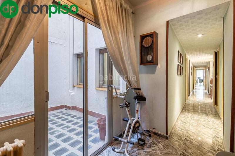 Foto e255efbc-7ca5-4988-8499-a1393b45c41f. Piso magnífico piso de 200 m ubicado junto a plaza trinidad ideal para vivir o para invertir. en Granada