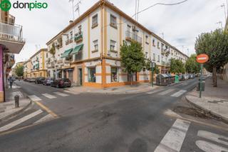 Piso en Calle arzobispo guerrero 14. Piso hecho local haciendo esquina en la calle comercial del barr