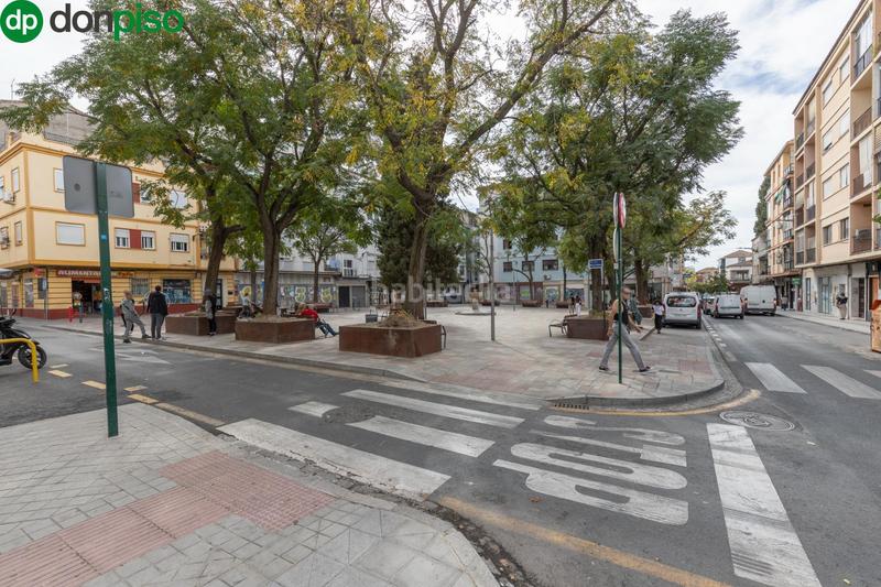 Foto 2b7f1ac6-b626-4d14-a643-fdb9f9206109. Piso en calle arzobispo guerrero 14 piso hecho local haciendo esquina en la calle comercial del barrio de la chana en Granada