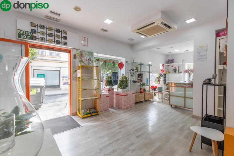 Foto 4d9754cc-26d8-40a8-9089-78c80993ac99. Piso en calle arzobispo guerrero 14 piso hecho local haciendo esquina en la calle comercial del barrio de la chana en Granada