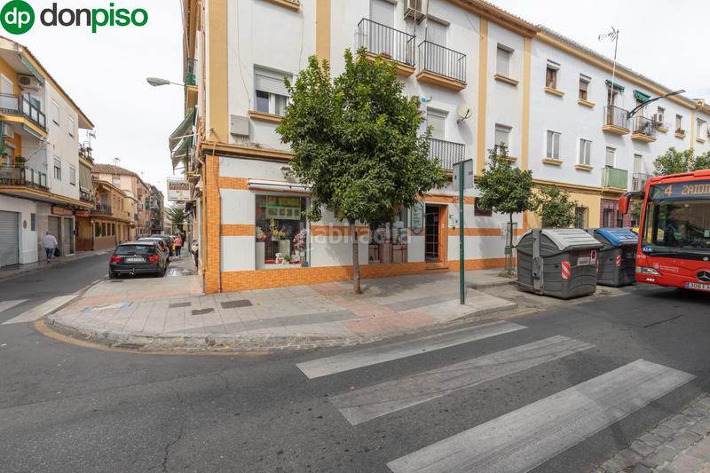 Foto 56cecb73-dc8a-47db-a711-af0d173e3eb1. Piso en calle arzobispo guerrero 14 piso hecho local haciendo esquina en la calle comercial del barrio de la chana en Granada