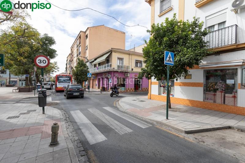 Foto 655f98fb-1afb-49dc-9125-b5753a0e647b. Piso en calle arzobispo guerrero 14 piso hecho local haciendo esquina en la calle comercial del barrio de la chana en Granada