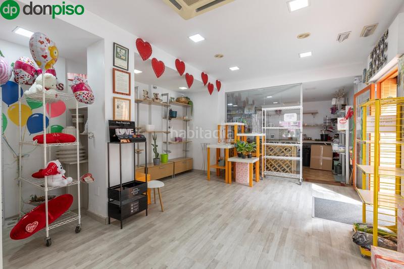 Foto a415827f-7708-4729-84cb-ab7cf5bbbf8d. Piso en calle arzobispo guerrero 14 piso hecho local haciendo esquina en la calle comercial del barrio de la chana en Granada