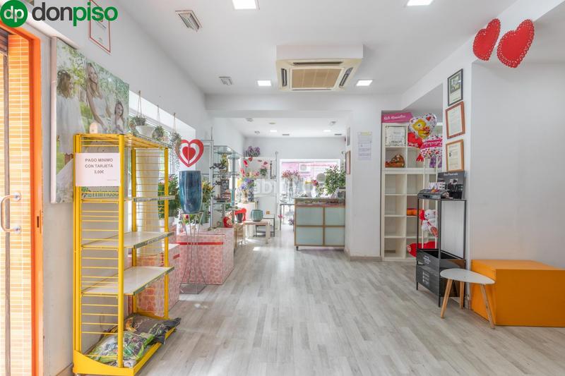 Foto c90dd941-b6cd-4c26-a58e-b05f2a82b357. Piso en calle arzobispo guerrero 14 piso hecho local haciendo esquina en la calle comercial del barrio de la chana en Granada
