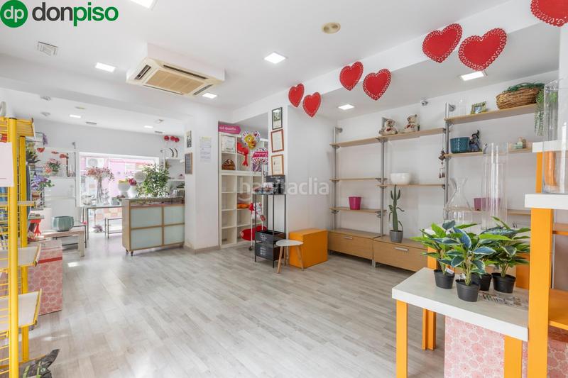 Foto d5b9706d-3bf1-4425-bde3-24578f5bd2a3. Piso en calle arzobispo guerrero 14 piso hecho local haciendo esquina en la calle comercial del barrio de la chana en Granada