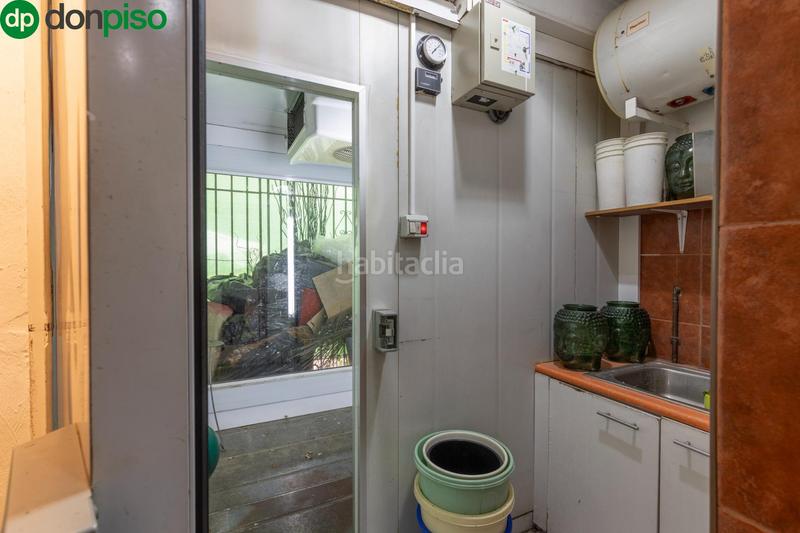 Foto d7f7bf04-d6d4-4954-87dc-e2dbe0d616e2. Piso en calle arzobispo guerrero 14 piso hecho local haciendo esquina en la calle comercial del barrio de la chana en Granada