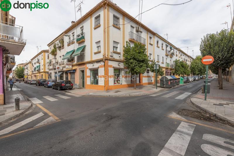 Foto e9b40102-e438-4b92-9546-8c80a3f376eb. Piso en calle arzobispo guerrero 14 piso hecho local haciendo esquina en la calle comercial del barrio de la chana en Granada