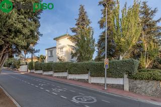 Casa  Avenida olivos ur.monteluz. Preciosa casa en peligros