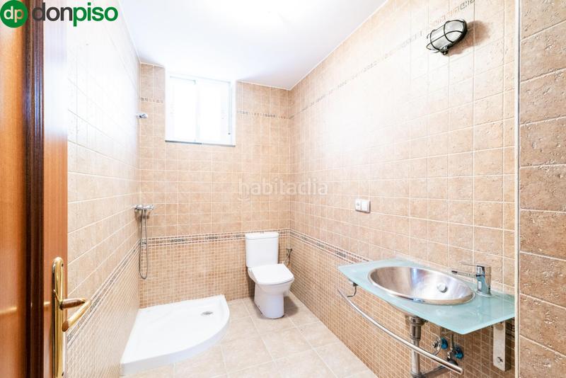 Foto 171254bf-afc9-46c6-ae35-c91c4b686e2f. Casa pareada en calle mariana pineda 23 espectacular casa en Santa Fe