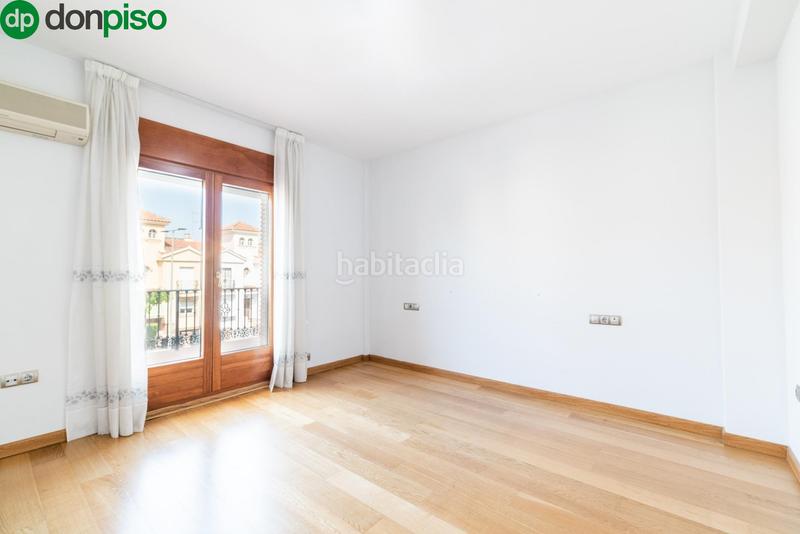 Foto b88fbd1c-4b66-49ad-9db8-9ac945d76f39. Casa pareada en calle mariana pineda 23 espectacular casa en Santa Fe