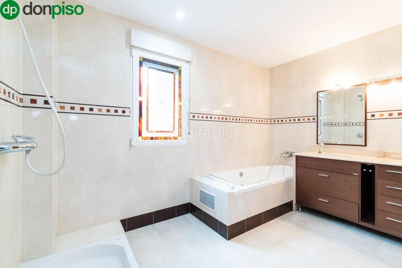 Foto f0d736eb-8917-43c1-a64d-64ad738cbbbb. Casa pareada en calle mariana pineda 23 espectacular casa en Santa Fe