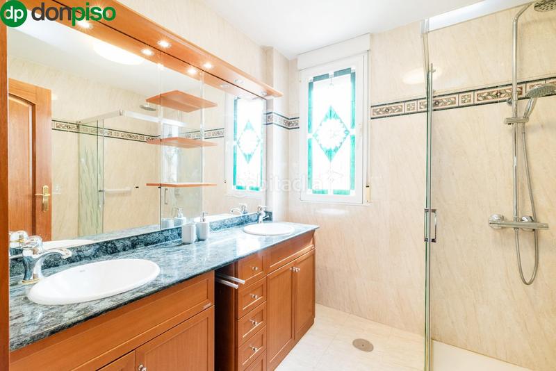 Foto f9ed9011-34a3-4a43-bdf5-36508364e571. Casa pareada en calle mariana pineda 23 espectacular casa en Santa Fe