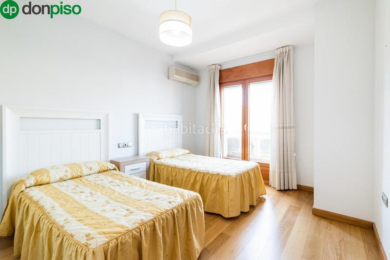 Foto fc1a4fd2-206d-4292-9a54-f307fbd9c29f. Casa pareada en calle mariana pineda 23 espectacular casa en Santa Fe