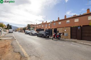 Casa aparellada  Calle de francia. Tu hogar ideal en huétor vega luz, espacio y tranquilidad