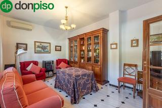 Casa  Calle granada. Chalet en una sola planta con parcela en el barrio de monachil