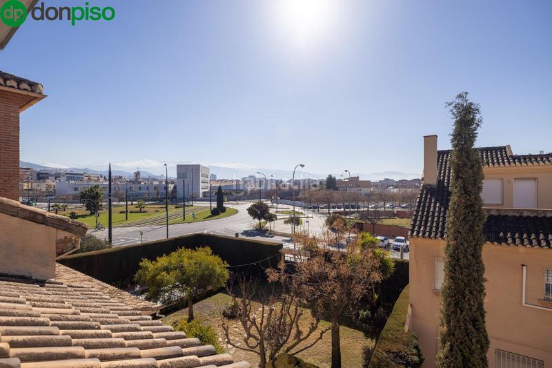 Foto 18eb8e0d-239d-48f3-b27f-98c8f951b052. Casa adosada espectacular casa ubicada en el exclusivo barrio de albayda, diseñada con una distribución funcional en Granada