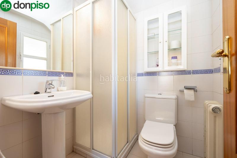 Foto 22c0ade8-97f7-42a8-826a-aaf7263c0442. Casa adosada espectacular casa ubicada en el exclusivo barrio de albayda, diseñada con una distribución funcional en Granada