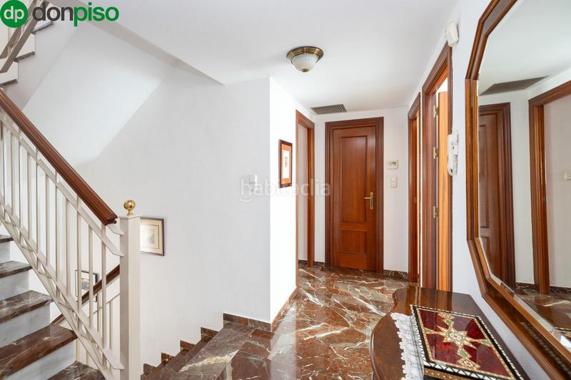 Foto 28a75da3-c2c4-46bb-bcfc-a1470edf780a. Casa adosada espectacular casa ubicada en el exclusivo barrio de albayda, diseñada con una distribución funcional en Granada