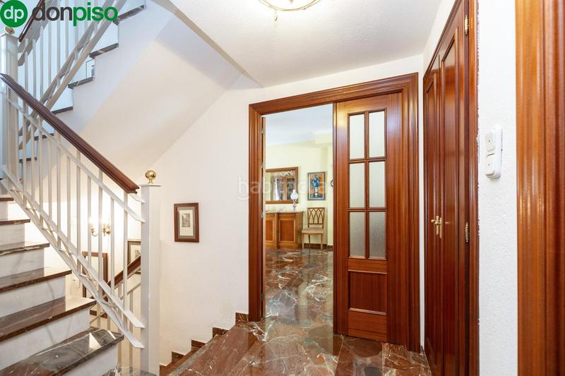 Foto 3a9fcb20-7ee3-493e-8954-aea21d7e8f48. Casa adosada espectacular casa ubicada en el exclusivo barrio de albayda, diseñada con una distribución funcional en Granada