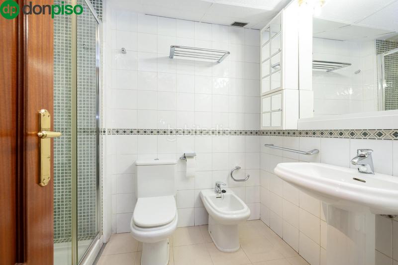 Foto 6bc21eec-6dde-47cb-a31c-2509f5d75bb9. Casa adosada espectacular casa ubicada en el exclusivo barrio de albayda, diseñada con una distribución funcional en Granada