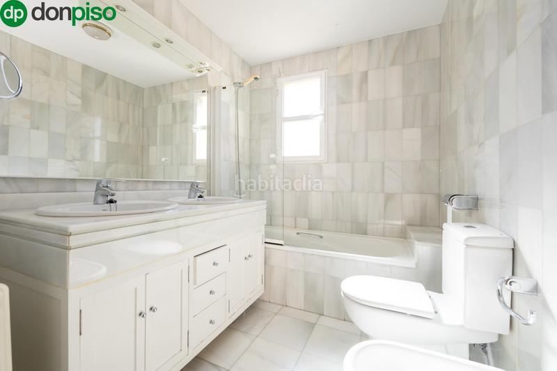 Foto 9808c7cb-e086-4dcb-a487-572f1e7a8600. Casa adosada espectacular casa ubicada en el exclusivo barrio de albayda, diseñada con una distribución funcional en Granada
